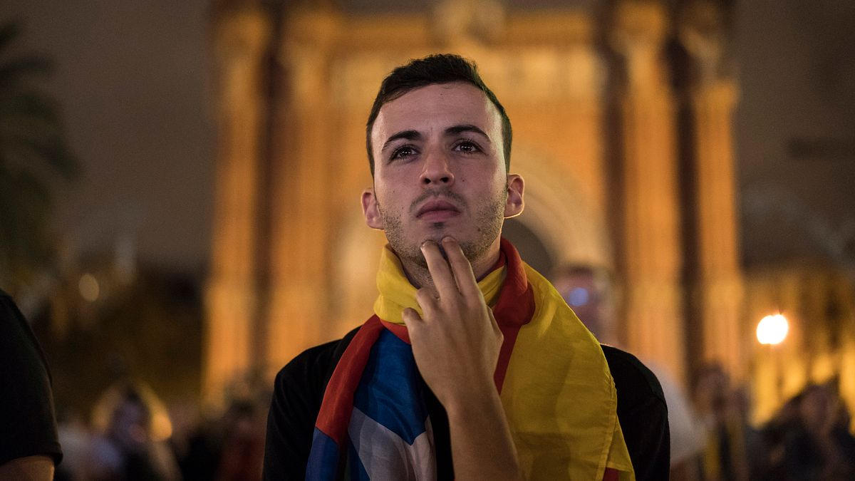 本月10日,支持獨立的加泰隆尼亞人走上街頭,專心聆聽自治區政府主席普吉德蒙的發言(AP) 本月10日,支持獨立的加泰隆尼亞人走上街頭,專心聆聽自治區政府主席普吉德蒙的發言(AP)