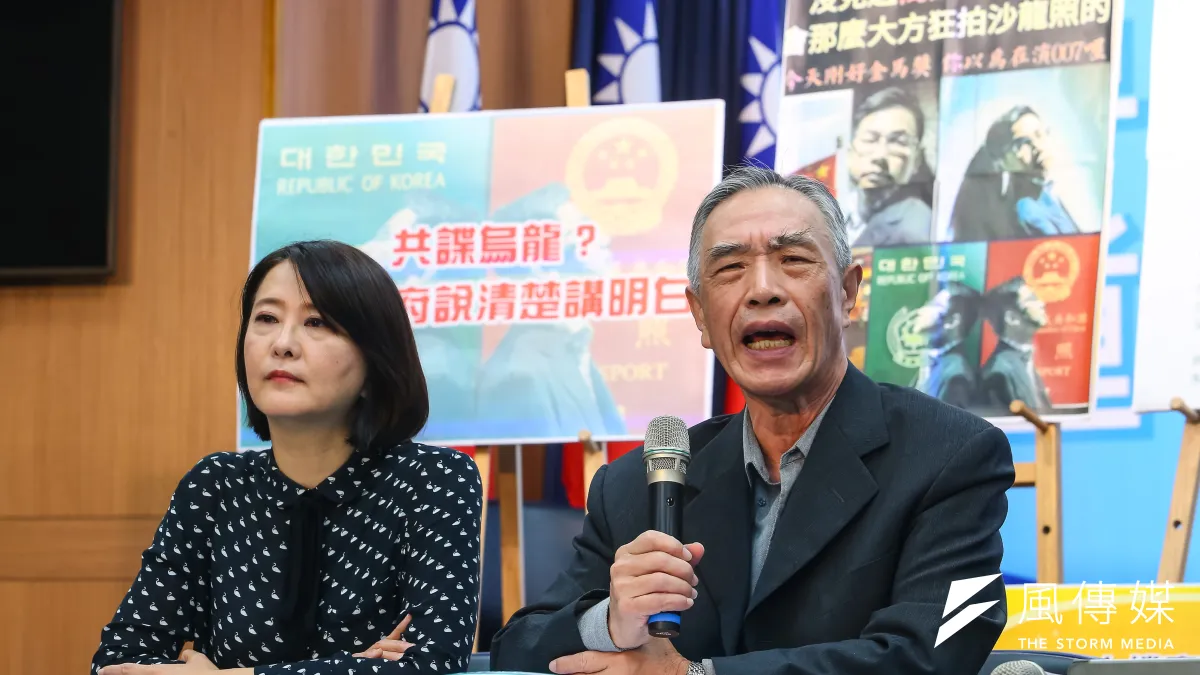 軍事情報局前副局長翁衍慶(右)25日出席「蔡政府勿當放羊小孩,儘快查明共諜案真相」記者會。(顏麟宇攝)