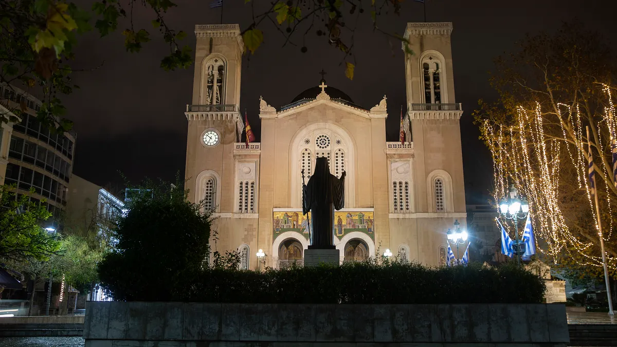 希臘教會不認同政府的新封鎖禁令。照片為雅典都主教座堂。(美聯社)