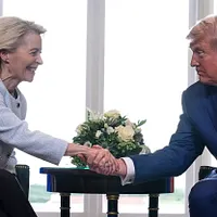 2025年7月27日、スコットランドで会談に臨むトランプ米大統領とフォン・デア・ライエン欧州委員長(AP通信) 2025年7月27日、スコットランドで会談に臨むトランプ米大統領とフォン・デア・ライエン欧州委員長(AP通信)