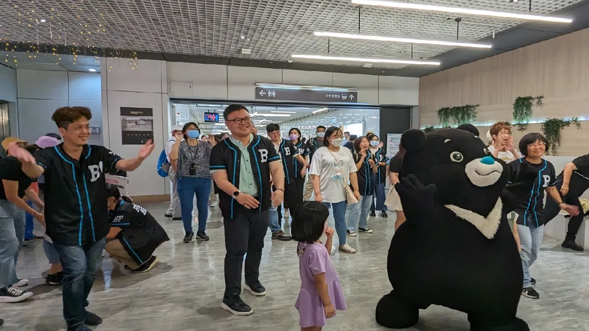 熊讚與觀傳局長陳淑慧、產發局長陳俊安及民眾在東區地下街,快閃熱舞。(圖/陳逸群攝)