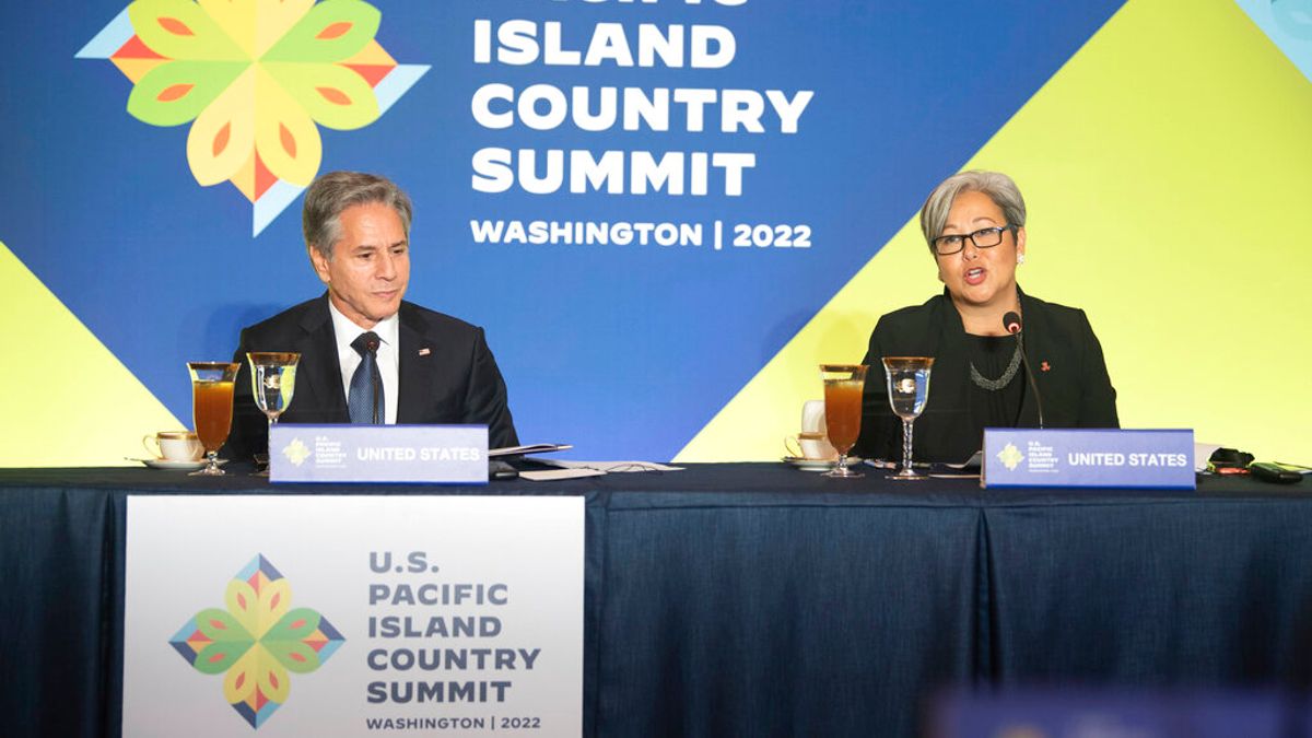 參加美國-太平洋島國峰會的美國國務卿布林肯與夏威夷檀香山東西中心的主席蘇珊·瓦斯-拉姆 。(美聯社) 參加美國-太平洋島國峰會的美國國務卿布林肯與夏威夷檀香山東西中心的主席蘇珊·瓦斯-拉姆 。(美聯社)