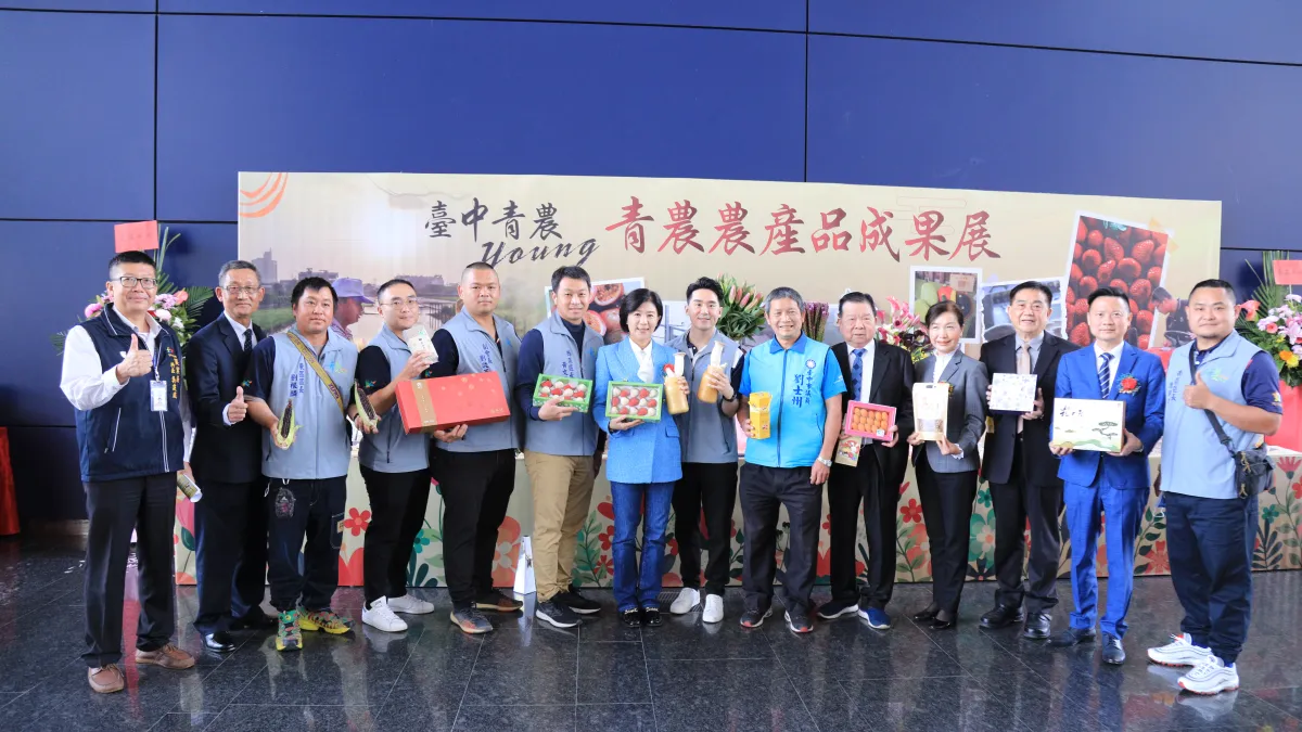 台中市政府舉行農民節表揚,得獎農民展現培育成果,其中青農林隺研發碩大飽滿的有機杏鮑菇令人驚豔。(圖/台中市政府)
