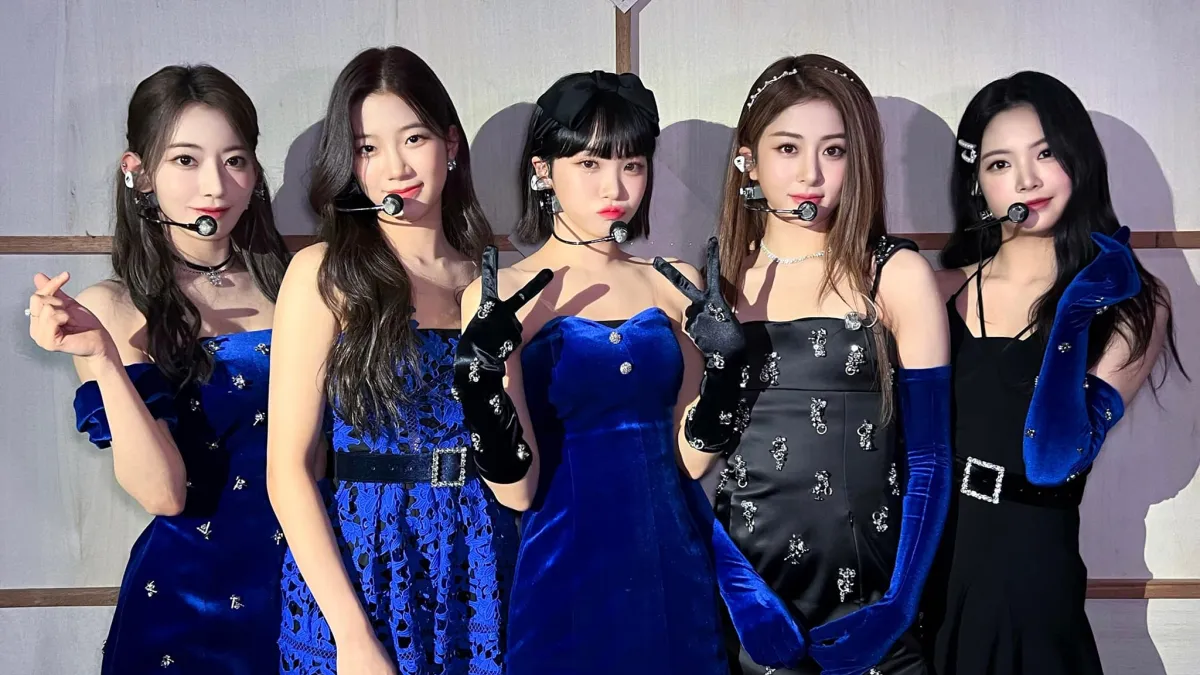 LE SSERAFIM在5月27日上KBS電視台的《Music Bank》節目,上台表演前合影。(取自LE SSERAFIM臉書粉專)