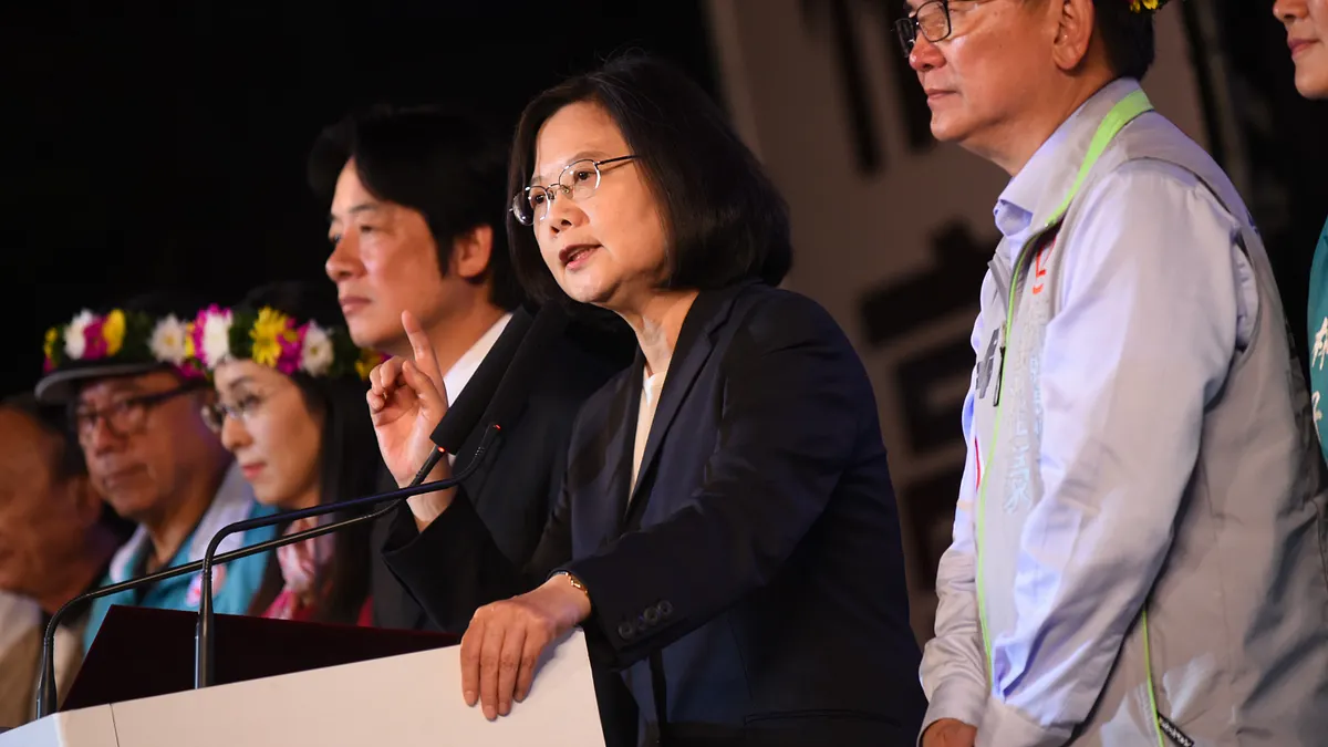 總統蔡英文(右二)說,聞名國內外的熱氣球嘉年華,還要擴大舉辦,為台東衝觀光。(民進黨中央提供)