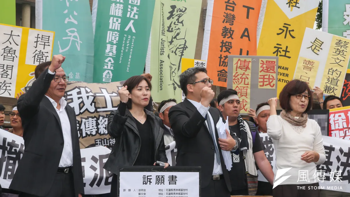 環保署今(2)日預告修正《開發行為應實施環境影響評估細目及範圍認定標準》及《環境影響評估法施行細則》,重新檢視所有開發行為的環境影響程度、調整必須進行環評的開發行為。圖為民眾抗議。(資料照,陳明仁攝)