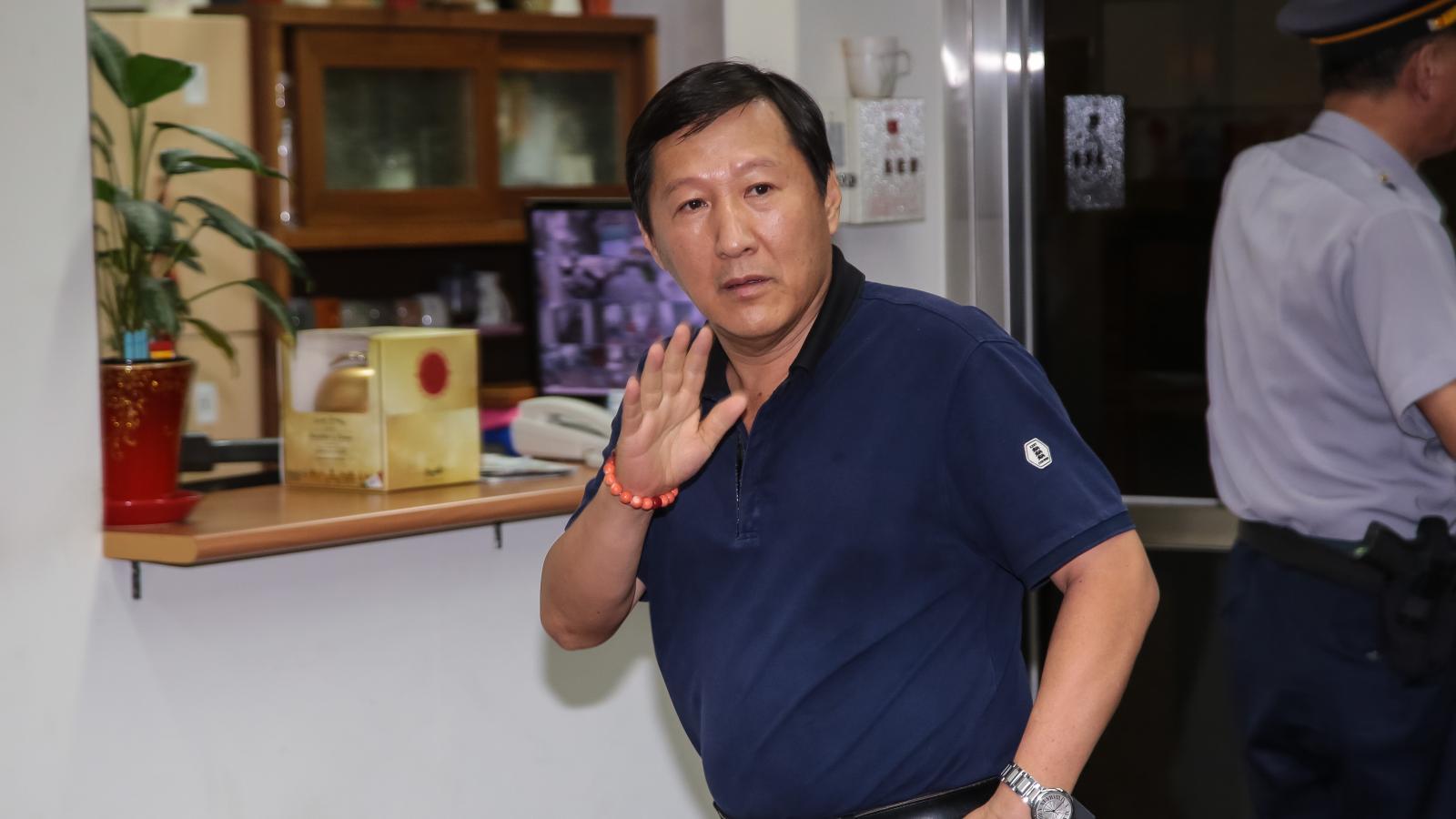 東映渡假村開發弊案擴大?台東前縣長吳俊立上機前遭檢調約談帶走