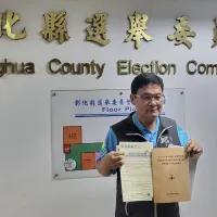 宣佈退出民進黨,以無黨籍參選彰化縣長的邱建富27日一早前往彰化縣選舉委員會領取候選人登記表,正式迎接參選登記。(圖/邱建富服務處) 宣佈退出民進黨,以無黨籍參選彰化縣長的邱建富27日一早前往彰化縣選舉委員會領取候選人登記表,正式迎接參選登記。(圖/邱建富服務處)