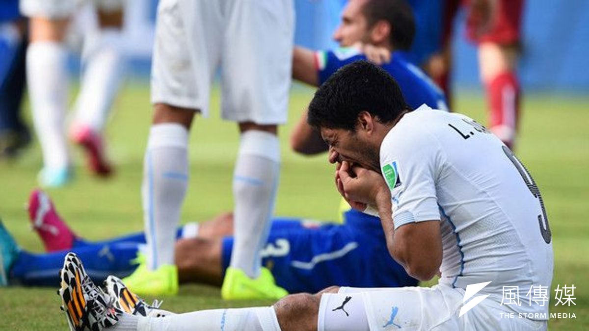 巴西世界盃小組賽D組,意大利Vs烏拉圭。蘇亞雷斯在對方禁區搶位時偷咬基耶利尼,基耶利尼翻身回肘,二者雙雙倒地露出十分痛苦的表情。(CFP供圖,騰訊大家網) 巴西世界盃小組賽D組,意大利Vs烏拉圭。蘇亞雷斯在對方禁區搶位時偷咬基耶利尼,基耶利尼翻身回肘,二者雙雙倒地露出十分痛苦的表情。(CFP供圖,騰訊大家網)