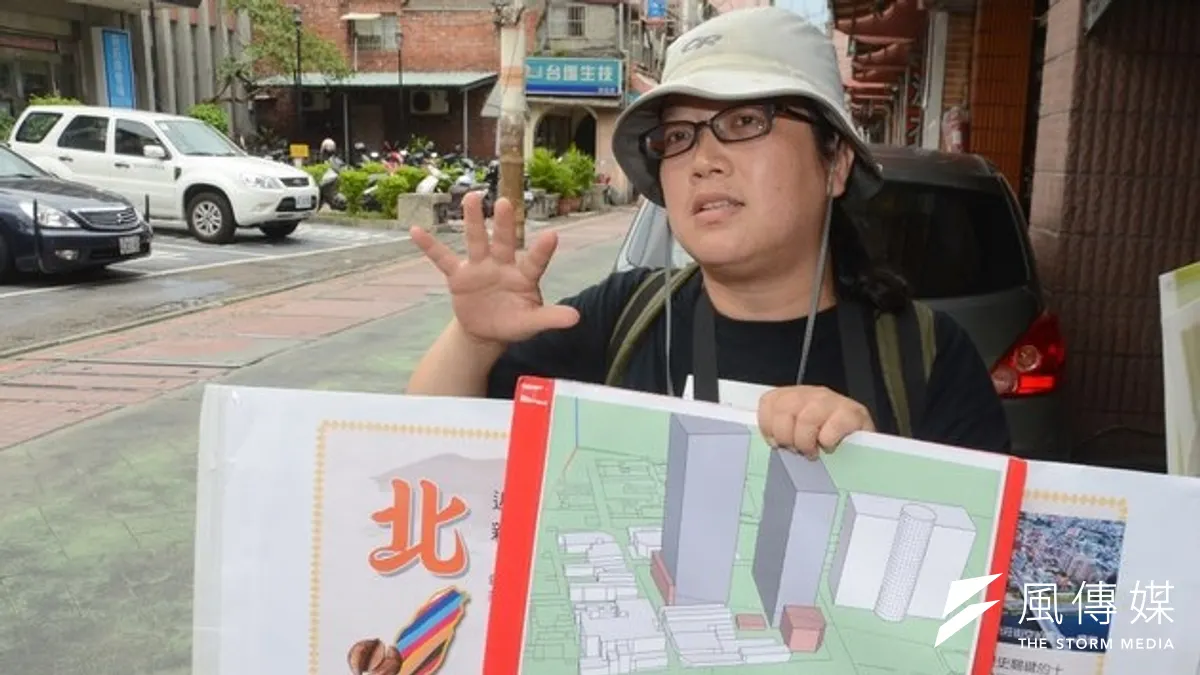 新莊老街都更,但有歷史價值的日治時期建造的新莊派出所,卻被規畫改建為大樓,文史工作者11日到現場呼籲保留歷史建築。(宋小海攝)