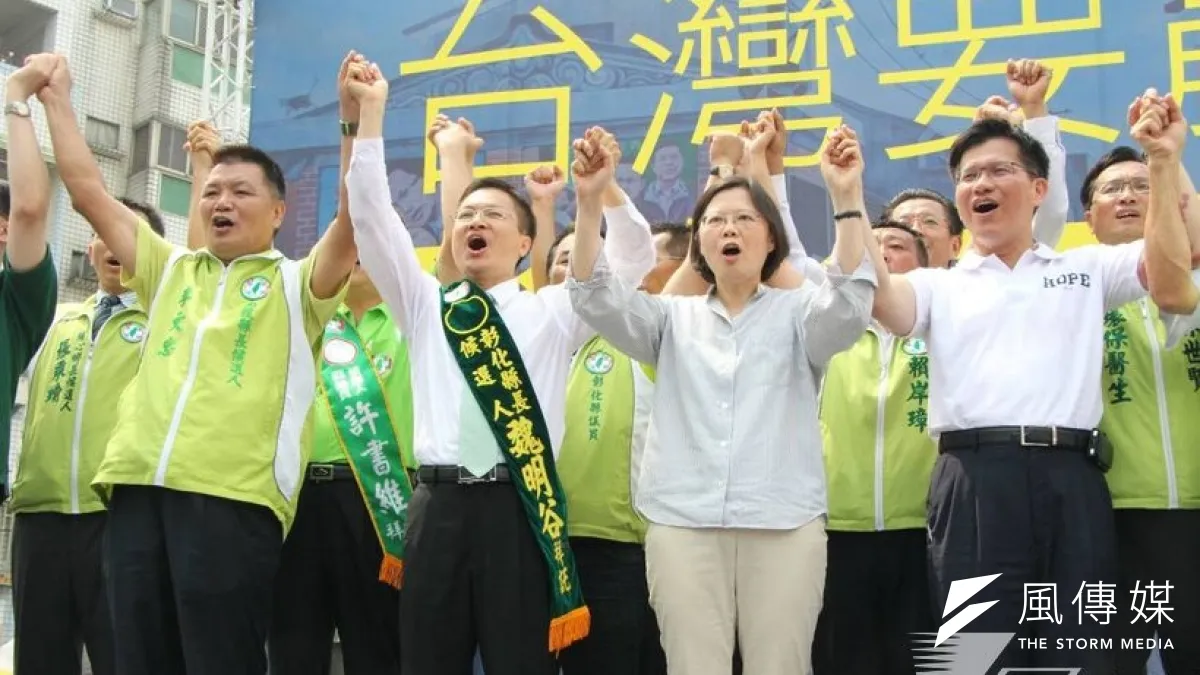 民進黨主席蔡英文(右二)28日遠征中台灣,為黨籍縣市長候選人(由左至右)李文忠、魏明谷、林佳龍造勢。(葉信菉攝)
