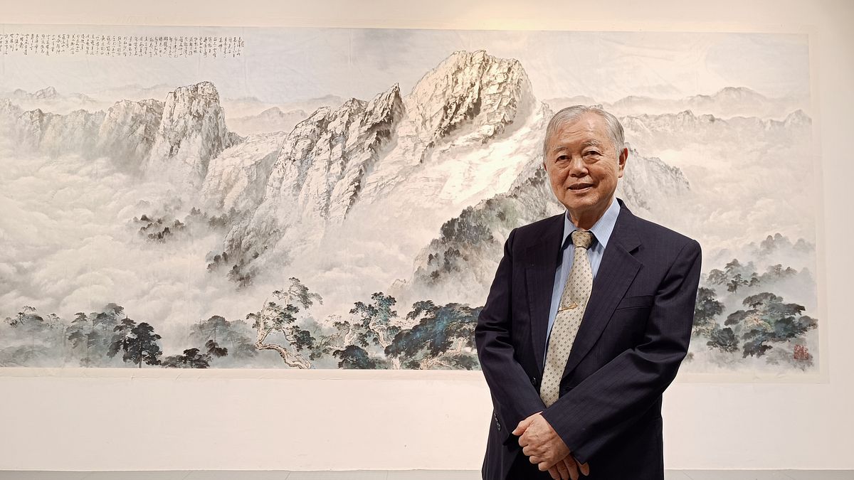 台灣水墨大師蘇峯男教授和他所創作的巨幅玉山,尺幅610x225公分且非拼接、一氣呵成、相當驚人。蘇峯男藝海遊踪數十載,目前新竹縣文化局美術館正展出蘇教授的八一回顧展,展期到9月29日。(作者提供) 台灣水墨大師蘇峯男教授和他所創作的巨幅玉山,尺幅610x225公分且非拼接、一氣呵成、相當驚人。蘇峯男藝海遊踪數十載,目前新竹縣文化局美術館正展出蘇教授的八一回顧展,展期到9月29日。(作者提供)