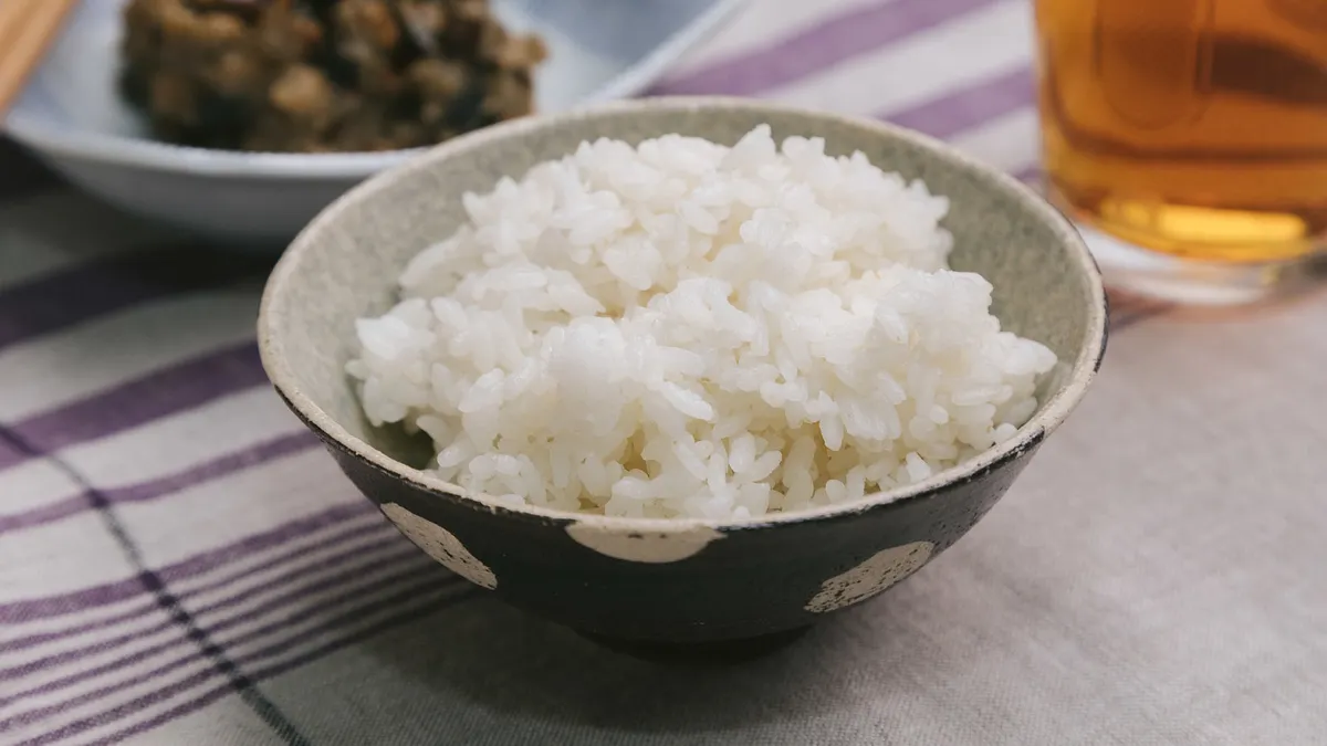 中醫師李琪指出,白飯好吸收、消化,又能維持腸胃正常運作,建議6種人一天至少吃一碗。(圖/取自pakutaso) 中醫師李琪指出,白飯好吸收、消化,又能維持腸胃正常運作,建議6種人一天至少吃一碗。(圖/取自pakutaso)