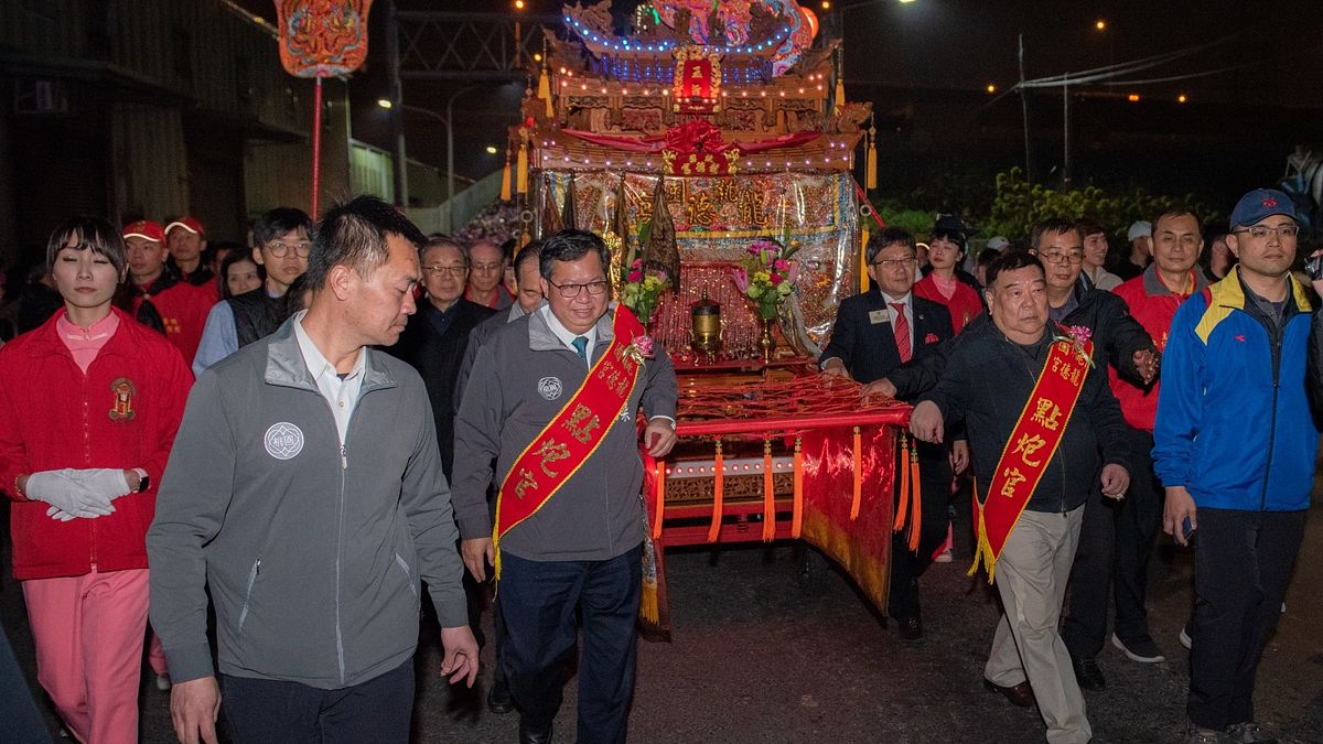 桃園市長鄭文燦(左三)因發文宣傳龍德宮四媽祖,引來台灣醫療勞動正義與病人安全促進聯盟批評。(取自鄭文燦臉書) 桃園市長鄭文燦(左三)因發文宣傳龍德宮四媽祖,引來台灣醫療勞動正義與病人安全促進聯盟批評。(取自鄭文燦臉書)