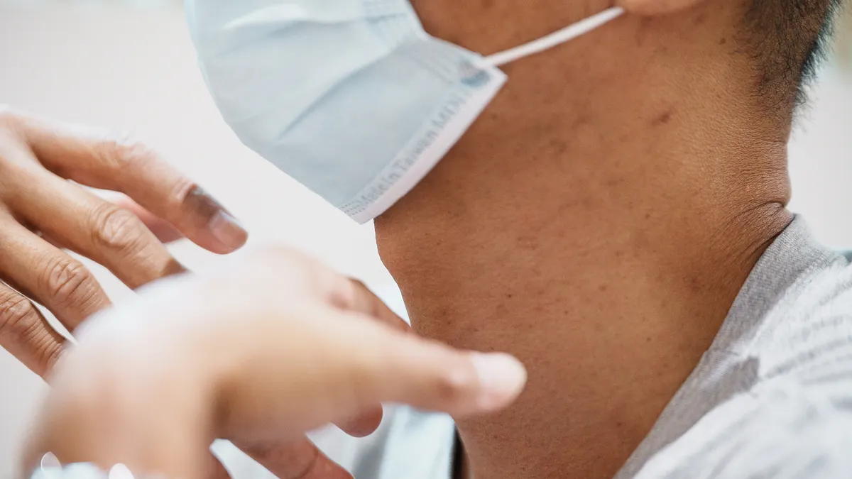 李先生肺鱗癌4期,目前仰賴免疫治療合併化療進行治療。(圖/黃睿筌攝) 李先生肺鱗癌4期,目前仰賴免疫治療合併化療進行治療。(圖/黃睿筌攝)