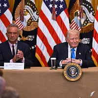 2025年7月30日、ホワイトハウスで医療記録へのアクセス向上策を推進するトランプ米大統領。傍らでは、ロバート・F・ケネディ・ジュニア厚生保健福祉長官(左)とメフメト・オズ米医療保険・医療補助サービスセンター長官(右)が耳を傾けている(AP通信)。 2025年7月30日、ホワイトハウスで医療記録へのアクセス向上策を推進するトランプ米大統領。傍らでは、ロバート・F・ケネディ・ジュニア厚生保健福祉長官(左)とメフメト・オズ米医療保険・医療補助サービスセンター長官(右)が耳を傾けている(AP通信)。
