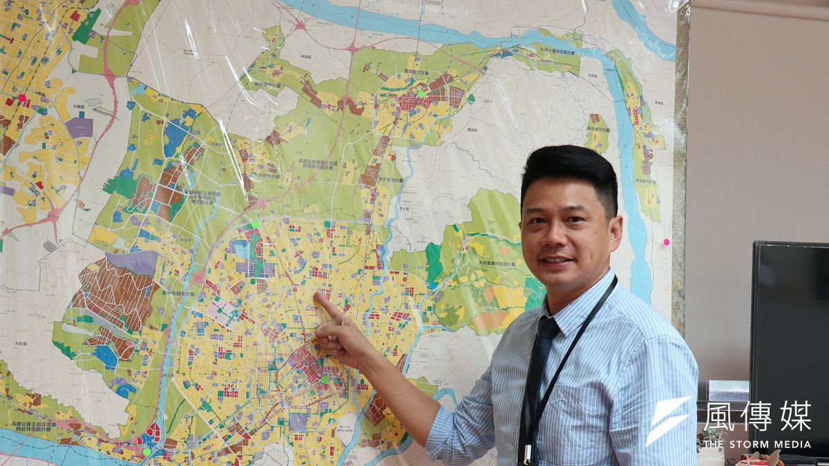 台中市府交通局長葉昭甫說明台中捷運路線規劃。(圖/記者王秀禾攝) 台中市府交通局長葉昭甫說明台中捷運路線規劃。(圖/記者王秀禾攝)