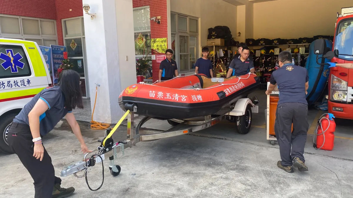 三義分隊逐一檢查船艇、船外機、拖船架、發電機等各項防汛救災器材。(圖/苗栗縣政府)