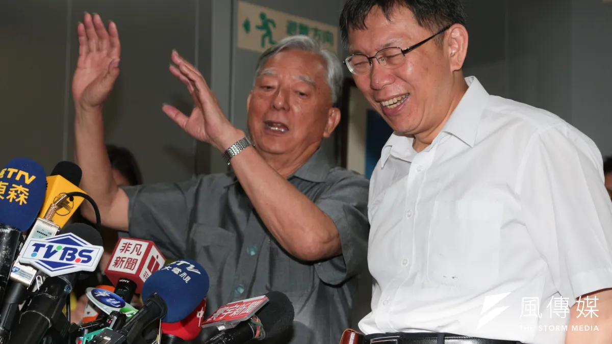 前台北市長黃大洲(左)19日前往台北市政會議演講田園城市議題,右為現任市長柯文哲。(余志偉攝)