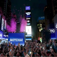 ポケモンGOが10周年を記念して米タイムズスクエアで1000人規模のサプライズレイドバトルを開催し、11日からは史上初の完全無料グローバルイベントを実施する。(写真/Pokémon GO広報事務局提供) ポケモンGOが10周年を記念して米タイムズスクエアで1000人規模のサプライズレイドバトルを開催し、11日からは史上初の完全無料グローバルイベントを実施する。(写真/Pokémon GO広報事務局提供)