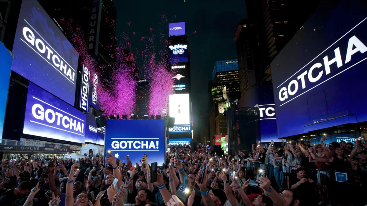 ポケモンGOが10周年を記念して米タイムズスクエアで1000人規模のサプライズレイドバトルを開催し、11日からは史上初の完全無料グローバルイベントを実施する。(写真/Pokémon GO広報事務局提供)