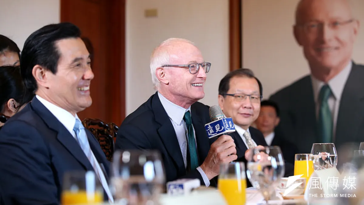 總統馬英九24日出席遠見天下文化舉辦「打造有競爭力的台灣」論壇,和競爭力大師麥可波特(Michael Porter)對談。