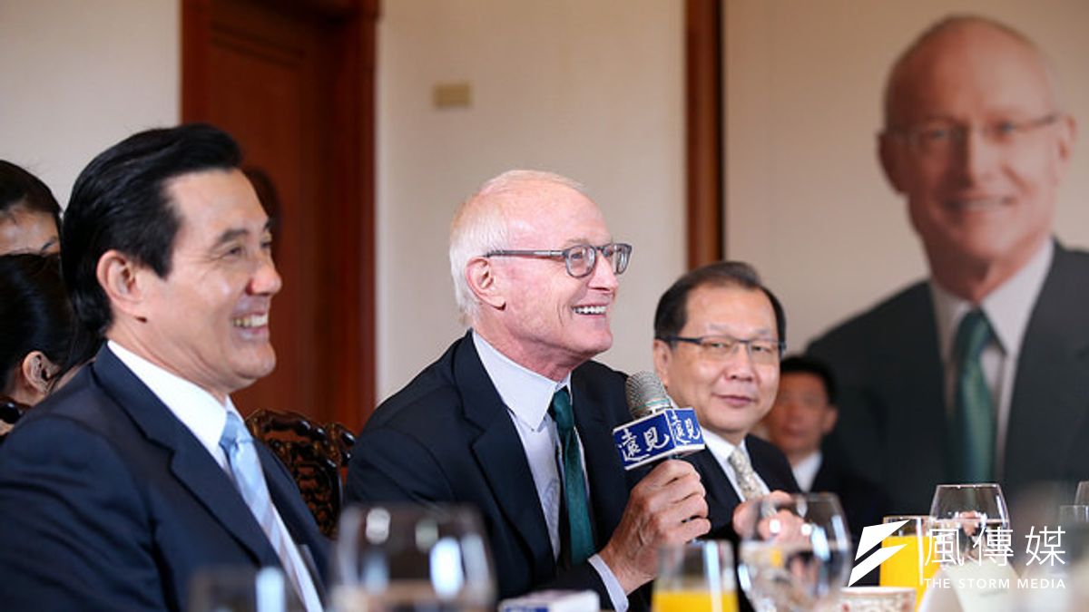 總統馬英九24日出席遠見天下文化舉辦「打造有競爭力的台灣」論壇,和競爭力大師麥可波特(Michael Porter)對談。 總統馬英九24日出席遠見天下文化舉辦「打造有競爭力的台灣」論壇,和競爭力大師麥可波特(Michael Porter)對談。