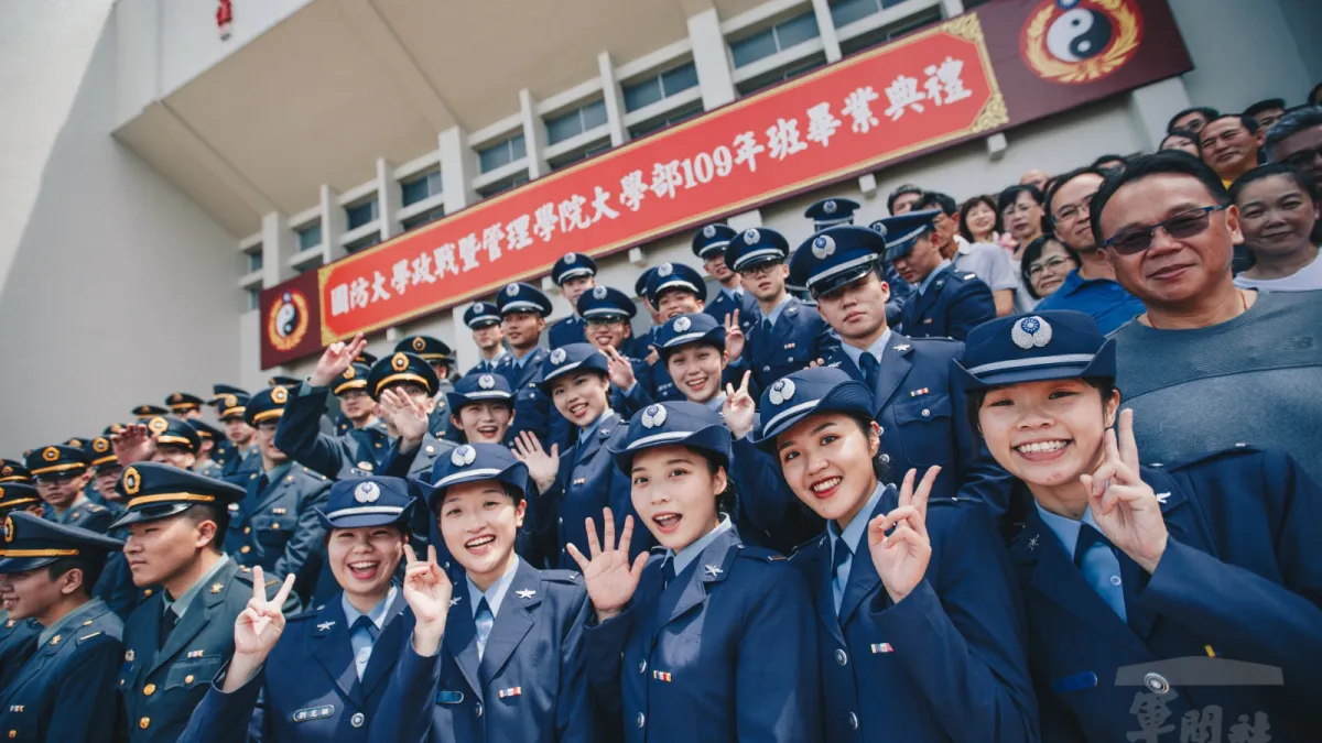 國防大學政戰、管理、理工學院及國防醫學院、海軍官校等軍事院校於24日舉行畢業典禮。(取自軍聞社)