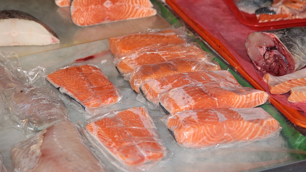 林口長庚醫院臨床毒物科護理師譚敦慈透露,自己偶爾也會吃鮭魚,但都會「去皮」以降低重金屬含量。 (資料照/顏麟宇攝) 林口長庚醫院臨床毒物科護理師譚敦慈透露,自己偶爾也會吃鮭魚,但都會「去皮」以降低重金屬含量。 (資料照/顏麟宇攝)