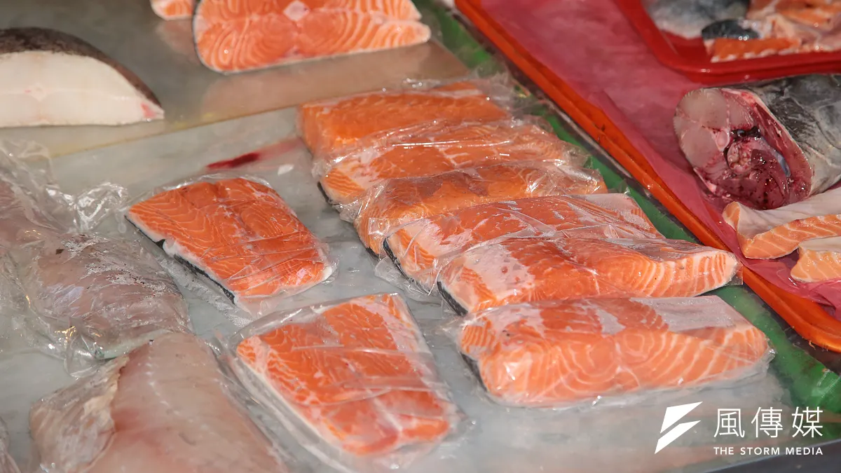 林口長庚醫院臨床毒物科護理師譚敦慈透露,自己偶爾也會吃鮭魚,但都會「去皮」以降低重金屬含量。 (資料照/顏麟宇攝) 林口長庚醫院臨床毒物科護理師譚敦慈透露,自己偶爾也會吃鮭魚,但都會「去皮」以降低重金屬含量。 (資料照/顏麟宇攝)