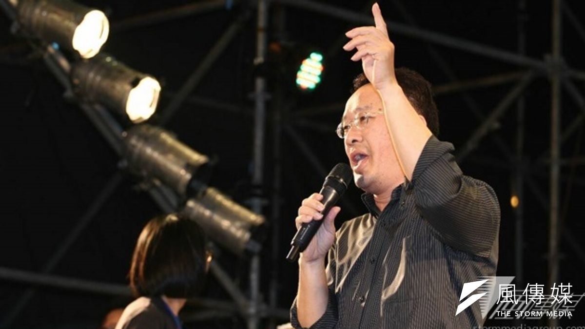 於在野陣營初選落敗給柯P的顧立雄,今晚來到柯競選總部,登台感謝台北市民的支持。(葉信菉攝) 於在野陣營初選落敗給柯P的顧立雄,今晚來到柯競選總部,登台感謝台北市民的支持。(葉信菉攝)