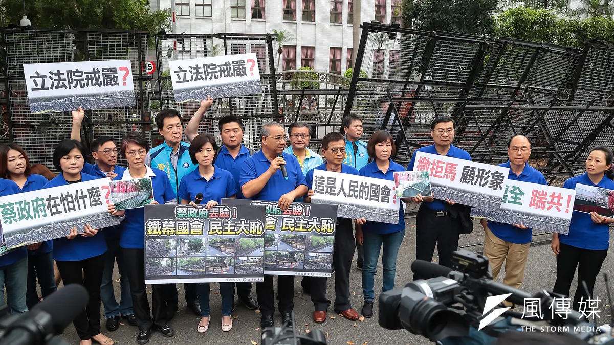 年金改革大戰明(19)日登場,為防止衝突,立法院周邊已佈滿層層拒馬及蛇籠。藍委痛批,總統蔡英文讓立法院變成了「鐵幕國會」。(顏麟宇攝) 年金改革大戰明(19)日登場,為防止衝突,立法院周邊已佈滿層層拒馬及蛇籠。藍委痛批,總統蔡英文讓立法院變成了「鐵幕國會」。(顏麟宇攝)