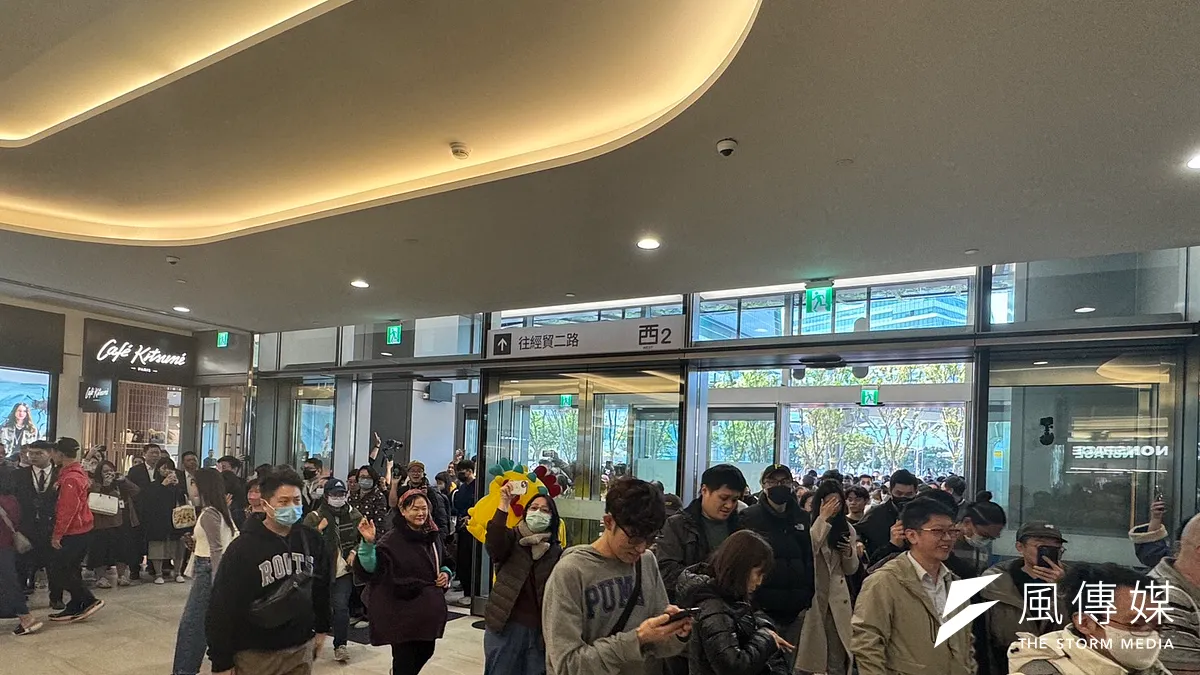 LaLaport成為台北市首座區域型大型購物中心,短短兩天便吸引大量人潮湧入,業者預估平日可達5萬人、假日更上看7萬人。(資料照/劉芯衣攝)