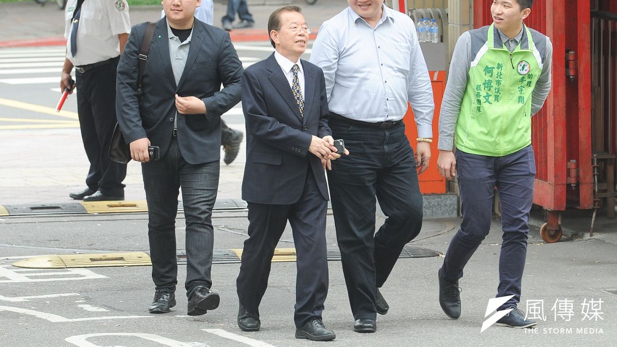 前行政院長謝長廷(中)9日出席民進黨臨全會前受訪時說,扁特赦非法律問題,而是政治問題。(林俊耀攝) 前行政院長謝長廷(中)9日出席民進黨臨全會前受訪時說,扁特赦非法律問題,而是政治問題。(林俊耀攝)