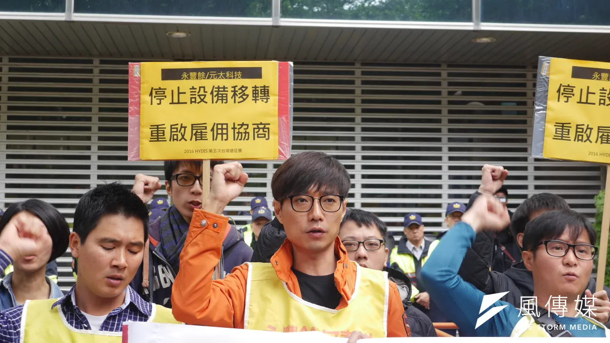 南韓Hydis關廠工人五度來台,抗議永豐餘集團旗下元太科技公司取得Hydis技術後惡意關廠、解僱勞工,圖為全國關廠工人連線許惟棟。(洪與成攝)