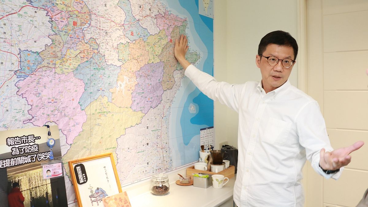 新北市政府副秘書長張其強指著北台灣地圖說,新北市的山海觀光資源豐富,適合打造精緻旅遊行程。(攝影:李梅瑛) 新北市政府副秘書長張其強指著北台灣地圖說,新北市的山海觀光資源豐富,適合打造精緻旅遊行程。(攝影:李梅瑛)