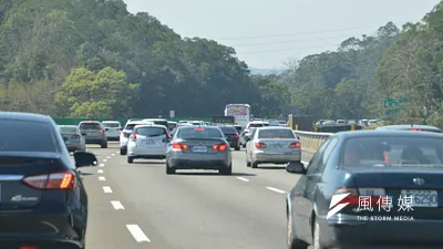 國道取締違規遭追撞 兩警與貨車駕駛慘死。(陳明仁攝)