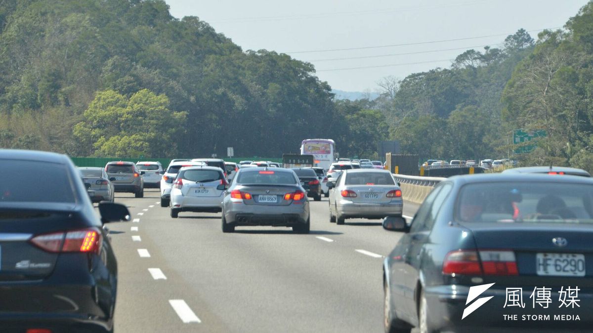 國道五號一早就出現南下車潮,早上7時啟動高乘載管制。(資料照,陳明仁攝) 國道五號一早就出現南下車潮,早上7時啟動高乘載管制。(資料照,陳明仁攝)