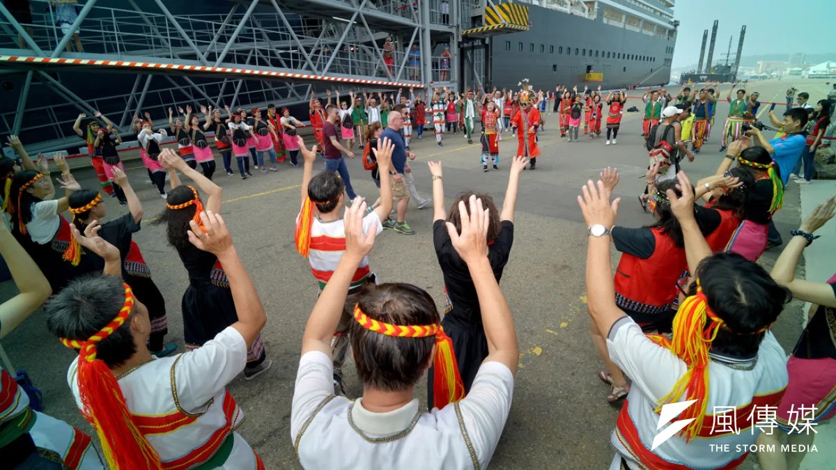 高雄港務公司為慶祝「築港110週年」,並歡迎荷美集團旗下「威士特丹號」郵輪,特舉辦藝術高港系列活動。(圖/徐炳文攝)