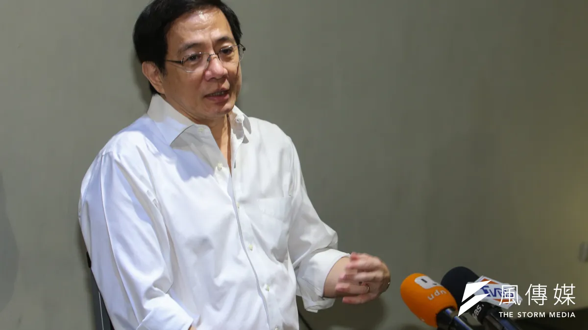 身陷台大校長遴選風波的管中閔與媒體茶敘,指出再過7天就是520,表示不希望遴選的政治風暴,變成總統就職2周年上的不可承受之重。(陳明仁攝)