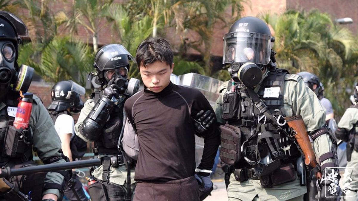 18日在香港理工大學被逮捕的「反送中」勇武派。(中大校園電台) 18日在香港理工大學被逮捕的「反送中」勇武派。(中大校園電台)