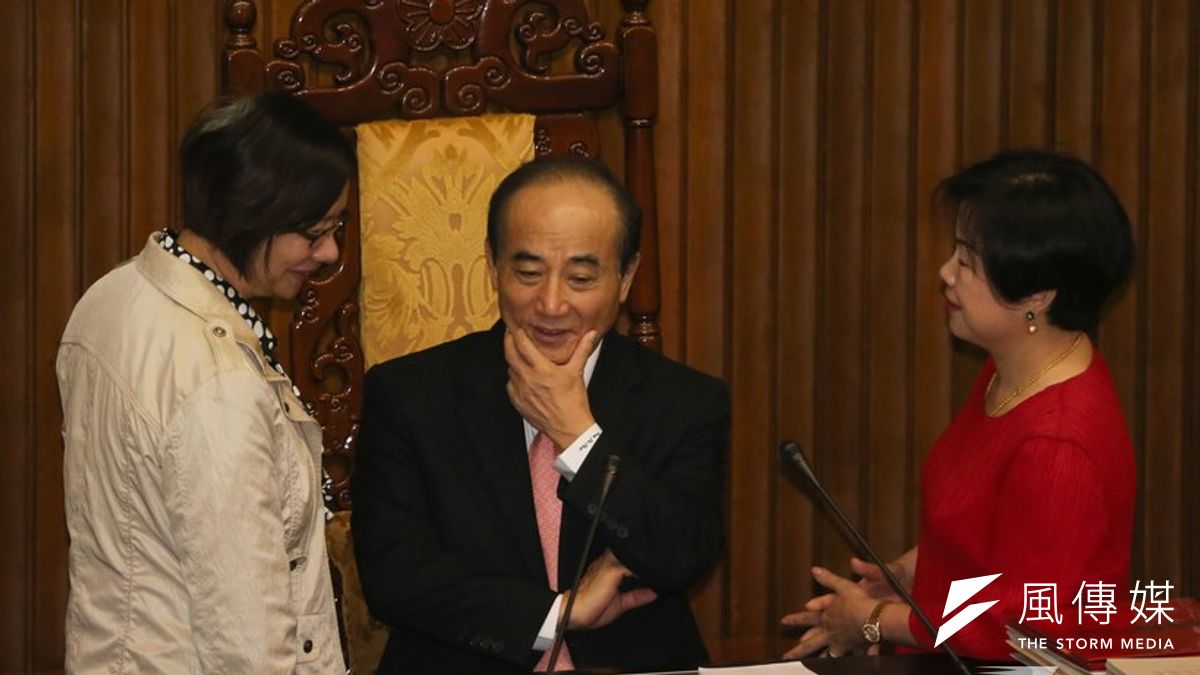 31日院會綠委提出4百多個變更議程案,成功繼續卡住兩岸監督條例。一般預料,綠營再度搬出「文鬥」杯葛,讓兩岸監督條例在九合一大選前難以審查。(余志偉攝) 31日院會綠委提出4百多個變更議程案,成功繼續卡住兩岸監督條例。一般預料,綠營再度搬出「文鬥」杯葛,讓兩岸監督條例在九合一大選前難以審查。(余志偉攝)