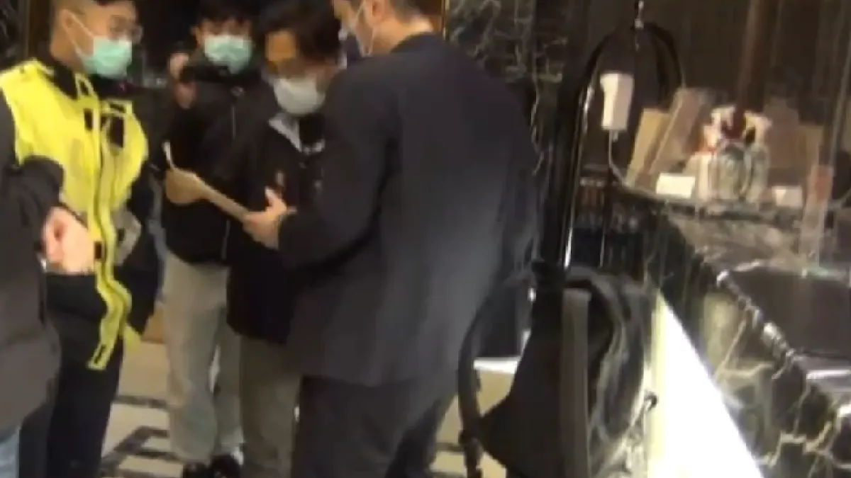 涉嫌家暴及操作網軍的林秉樞(右一),以禮品及進步價值打入綠營圈子,透露的是什麼樣的政治文化?(檢察署提供)