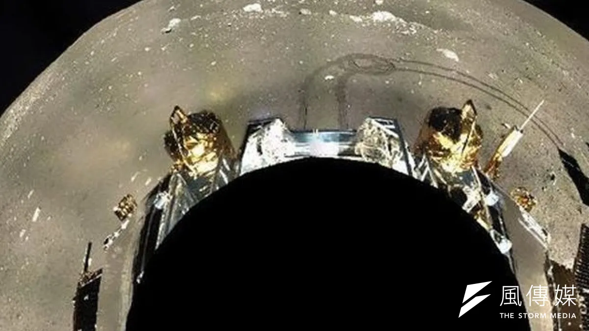 嫦娥3號著陸器周邊360°範圍的月球全景鑲嵌影像圖。(取自新華網)
