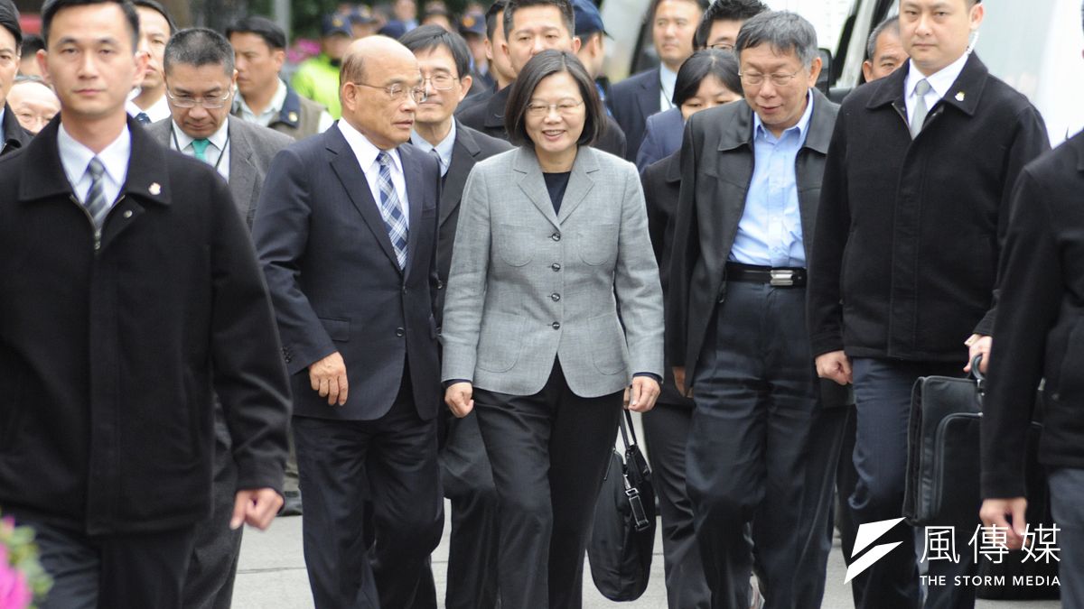 主張兩岸一家親的台北市長柯文哲民調遠遠超過蔡英文總統。圖為行政院長蘇貞昌、柯文哲與蔡英文出席二二八中樞紀念儀式。(甘岱民攝) 主張兩岸一家親的台北市長柯文哲民調遠遠超過蔡英文總統。圖為行政院長蘇貞昌、柯文哲與蔡英文出席二二八中樞紀念儀式。(甘岱民攝)