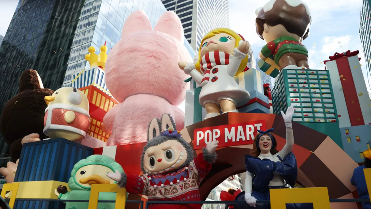 美國紐約2025年梅西百貨感恩節大遊行再次登場,巨大Labubu玩偶也登上花車。(美聯社)