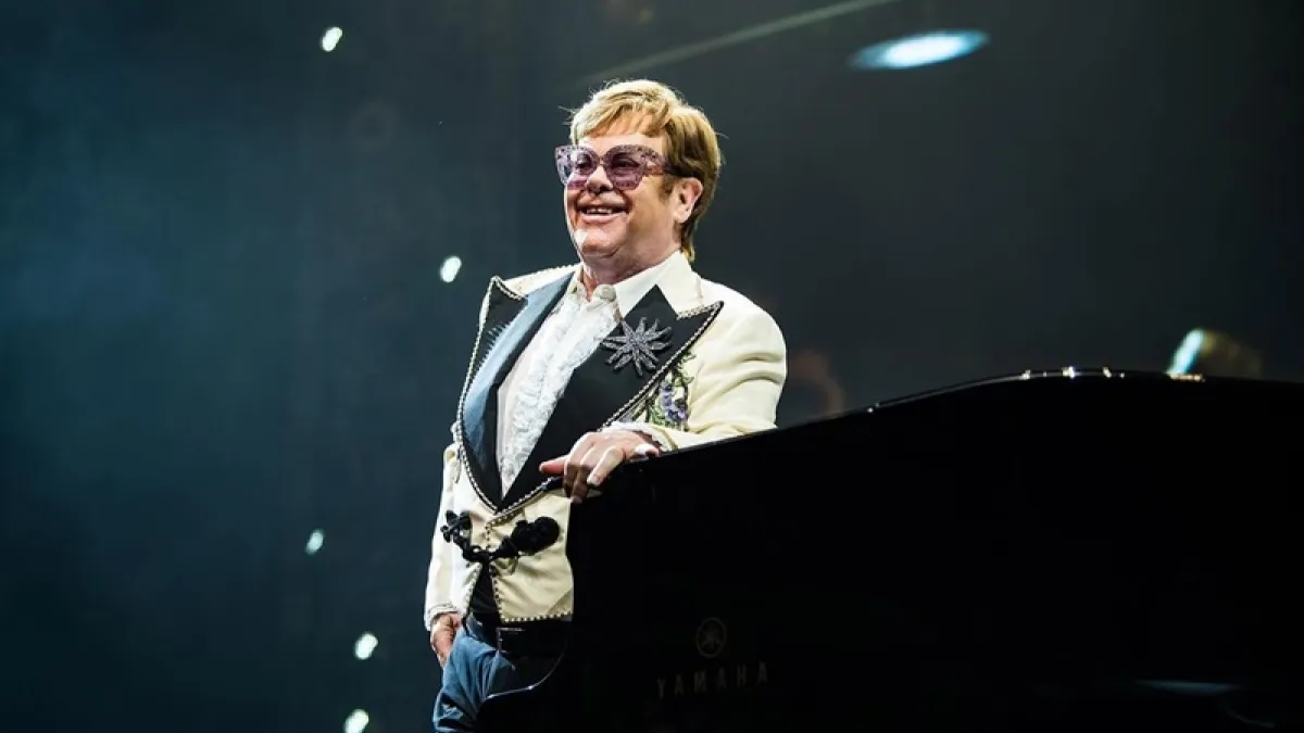 艾爾頓強在家中摔倒送醫!(圖/翻攝自IG/eltonjohn)