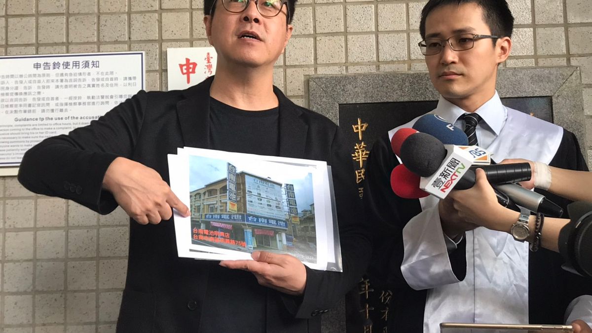 罷韓團體Wecare高雄將法務部logo用於罷韓文宣圖卡上引發爭議。對此,Wecare高雄26日在粉專發文表達歉意,並將文宣上的法務部logo移除。左為Wecare高雄發起人尹立。(資料照,Wecare高雄提供) 罷韓團體Wecare高雄將法務部logo用於罷韓文宣圖卡上引發爭議。對此,Wecare高雄26日在粉專發文表達歉意,並將文宣上的法務部logo移除。左為Wecare高雄發起人尹立。(資料照,Wecare高雄提供)