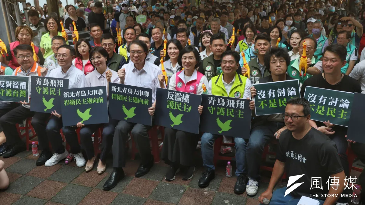 民進黨秘書長林右昌(左四)與多位民進黨立委出席民進黨舉辦「反濫權 護民主」街頭宣講活動。(資料照,柯承惠攝)