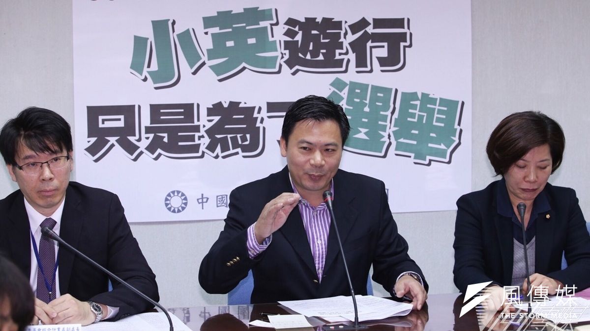 立法院國民黨團12日上午舉行記者會,國民黨立委吳育仁指出,要逐步核電廠除役,未來搭配的新能源在哪?(林韶安攝) 立法院國民黨團12日上午舉行記者會,國民黨立委吳育仁指出,要逐步核電廠除役,未來搭配的新能源在哪?(林韶安攝)